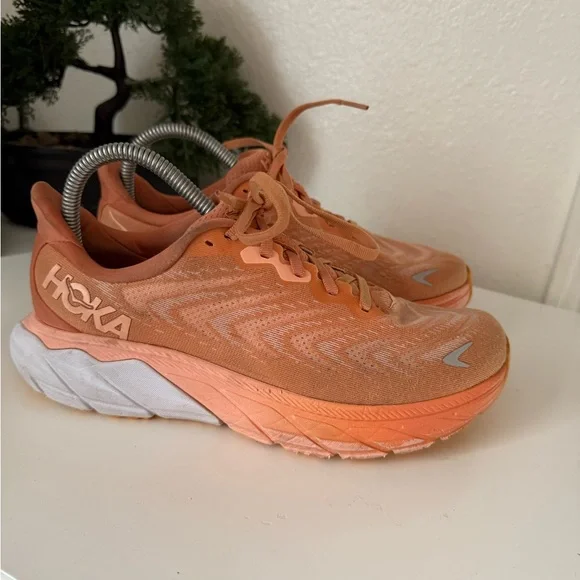 Hoka Arahi 6 Women's Coral and White Athletic Shoes - Picture 2 of 7